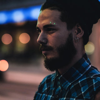 Kolczyk do brwi kulka akrylowa świecąca w ciemności