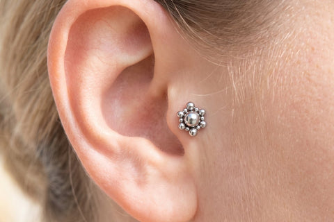 Piercing trago labret