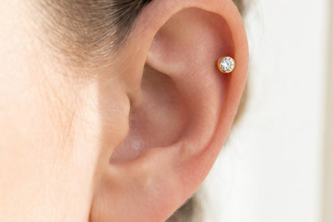 złoty kolczyk labret