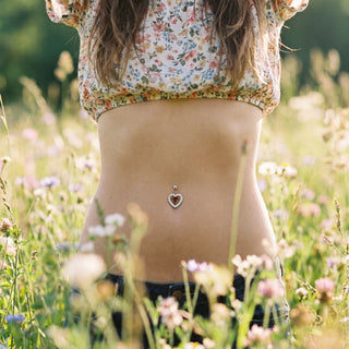 Belly Button Piercing Top Down Heart Zirconia – am Bauchnabel getragen