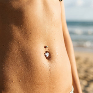 Titanium Belly Button Piercing Heart Zirconia – am Bauchnabel getragen