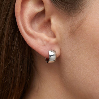 Titanium Earcuff Wide Plain – getragen