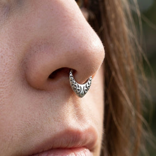 Titanium Ring Tribal Teardrop Clicker – getragen