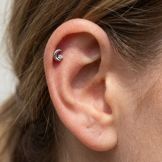 Titanium Labret Moon Zirconia Internally Threaded – getragen