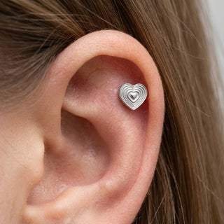Titanium Top Layered Heart Shape Internally Threaded – getragen