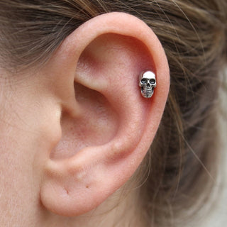 Titanium Labret Skull Internally Threaded – getragen
