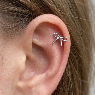 Titanium Labret Bow Internally Threaded – getragen