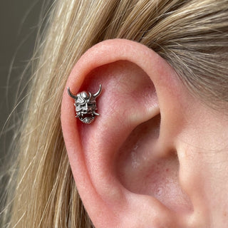 Titanium Labret Demon Skull Internally Threaded – getragen