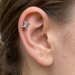 Titanium Labret Barbed Wire Internally Threaded – getragen