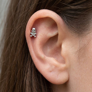 Titanium Labret Skull Internally Threaded – getragen