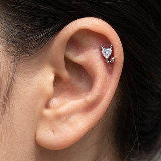 Titanium Labret Devil Heart Zirconia Internally Threaded – getragen