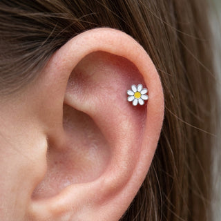 Titanium Labret Daisy Flower Internally Threaded – getragen
