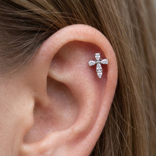Titanium Labret Cross Teardrop Zirconia Internally Threaded – getragen