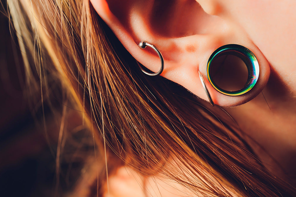Wie man einen Flesh Tunnel und Plug richtig einsetzt